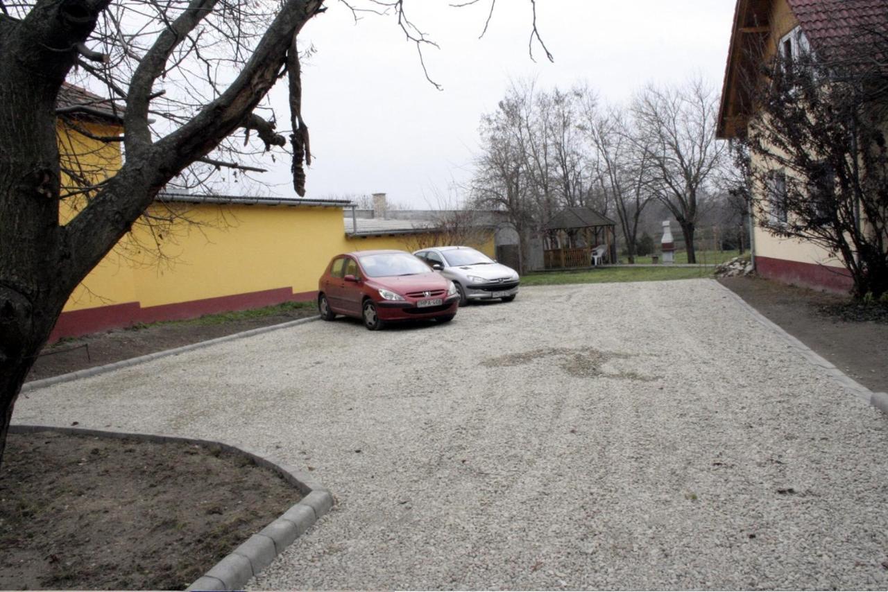 Casa Napsugar Panzio Bed & Breakfast Apostag Exterior foto