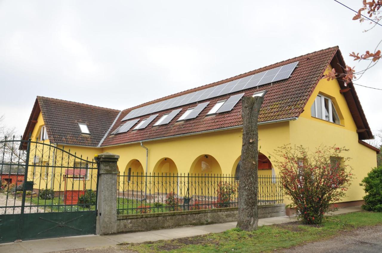 Casa Napsugar Panzio Bed & Breakfast Apostag Exterior foto