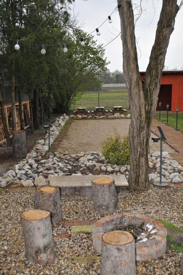 Casa Napsugar Panzio Bed & Breakfast Apostag Exterior foto