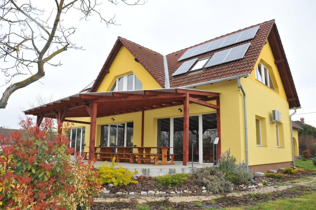 Casa Napsugar Panzio Bed & Breakfast Apostag Exterior foto