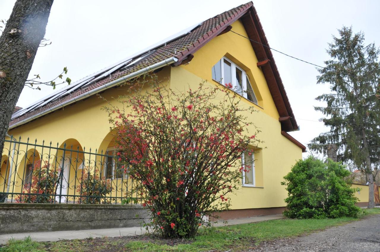 Casa Napsugar Panzio Bed & Breakfast Apostag Exterior foto