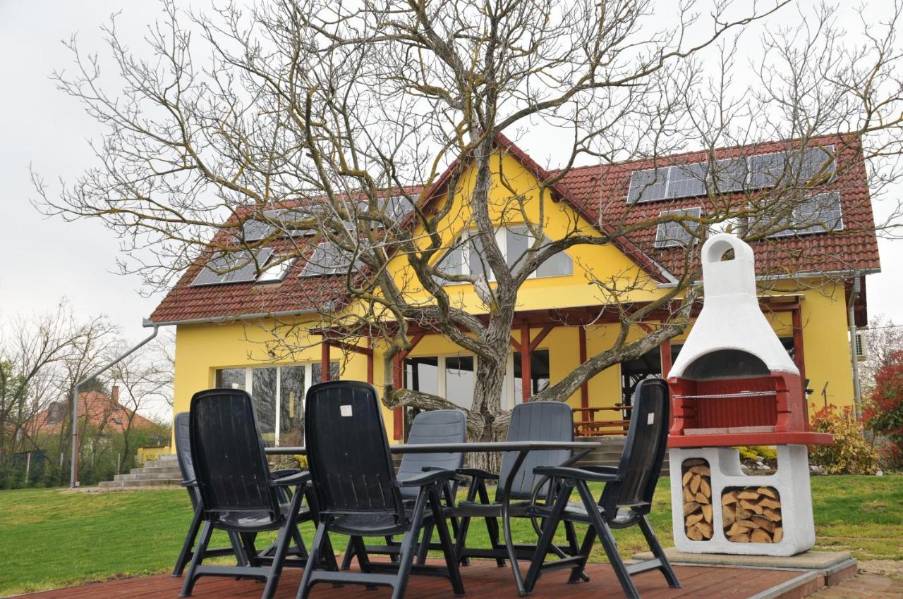 Casa Napsugar Panzio Bed & Breakfast Apostag Exterior foto