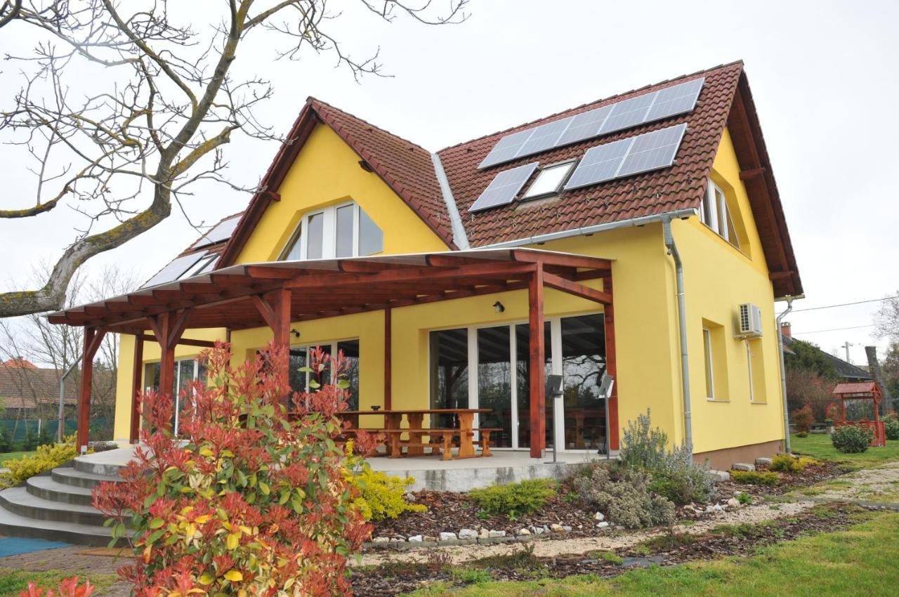 Casa Napsugar Panzio Bed & Breakfast Apostag Exterior foto